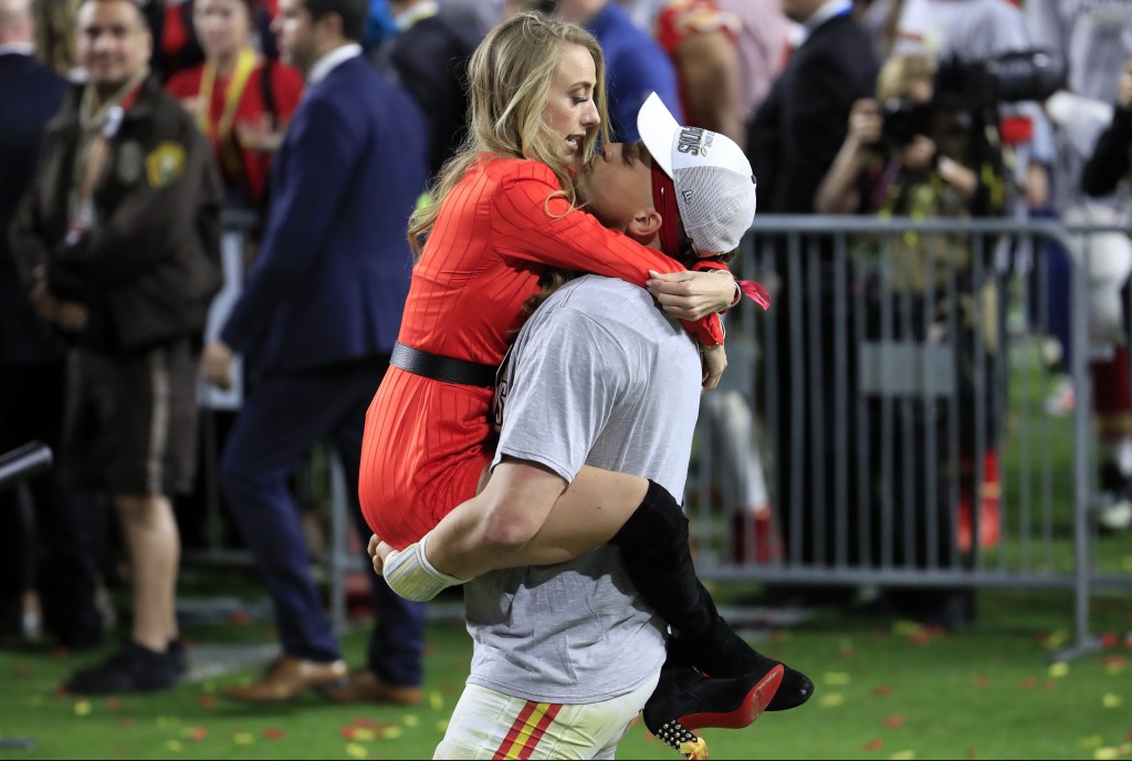 Patrick Mahomes y Brittany Matthews se abrazan después de que los Kansas City Chiefs ganaran el Super Bowl LIV