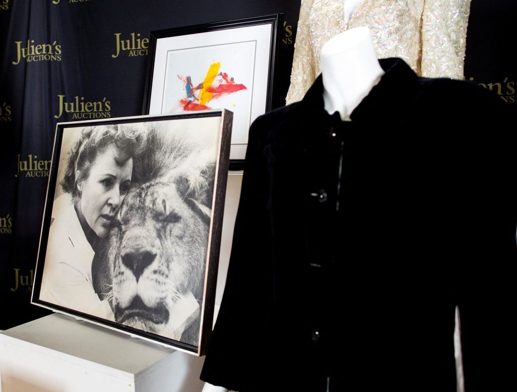 Se exhiben algunos de los recuerdos y la ropa de Betty White.