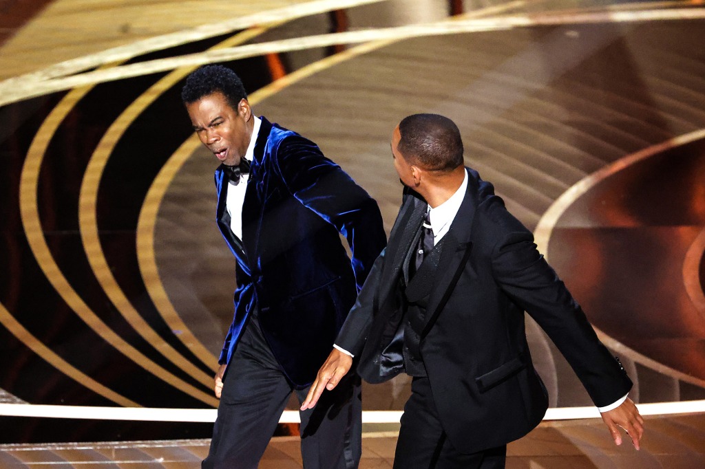 Will Smith abofetea a Chris Rock en el escenario durante el espectáculo en los 94 Premios de la Academia