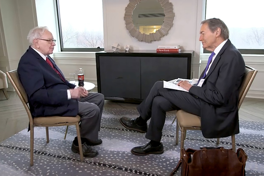 Charlie Rose habla con Warren Buffett durante una entrevista de 75 minutos publicada en el sitio web del primero.