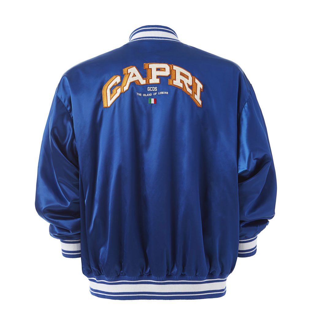 Una chaqueta universitaria que forma parte de la colección cápsula desarrollada por GCDS para marcar la apertura de su tienda insignia en Capri, Italia.