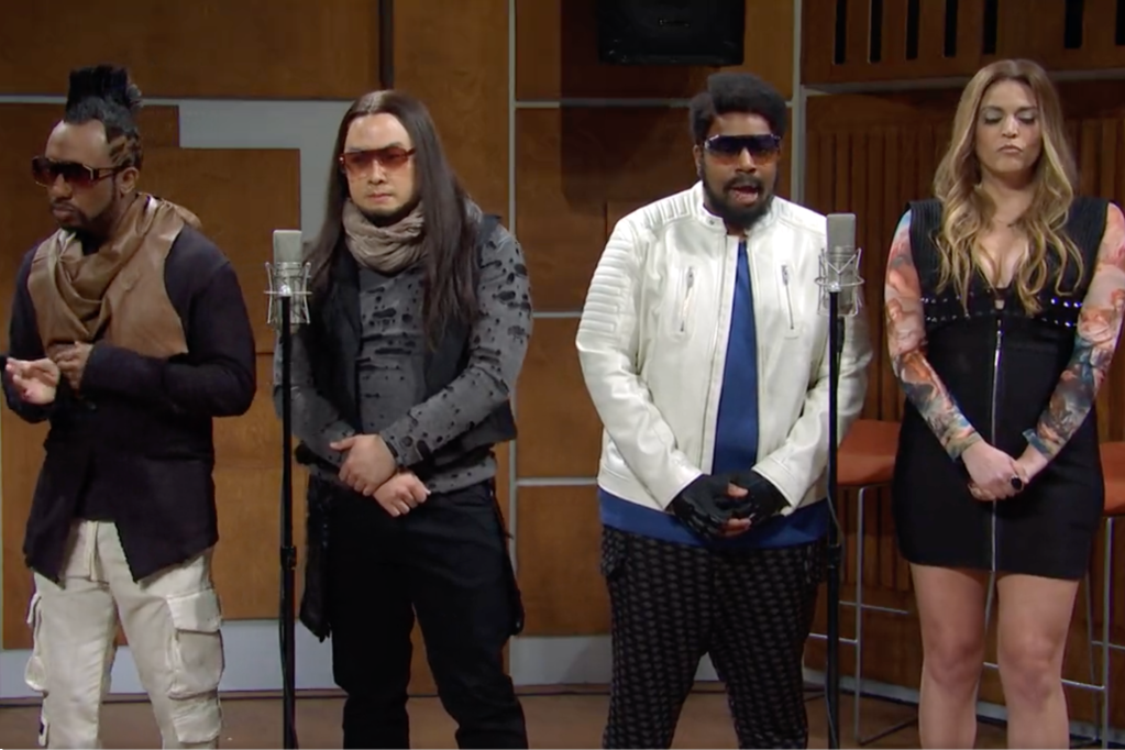 Cecily Strong, Kenan Thompson, Bowen Yang y Chris Redd aparecen como Black Eyed Peas en Saturday Night Live.