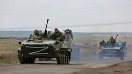 Los vehículos militares rusos se mueven en una carretera en un área controlada por las fuerzas separatistas respaldadas por Rusia cerca de Mariupol, Ucrania.