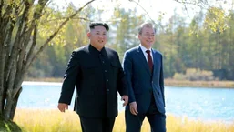 El presidente de Corea del Sur, Moon Jae-in, y el líder de Corea del Norte, Kim Jong Un, caminan durante un almuerzo, en esta foto publicada por la Agencia Central de Noticias de Corea del Norte (KCNA).