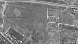 Una imagen satelital muestra una descripción general del cementerio y la expansión de las nuevas tumbas en Manhush, cerca de Mariupol.