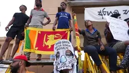 Un manifestante de Sri Lanka usa una mascarilla para condenar los ataques del domingo de Pascua de 2019, protestas contra la crisis económica frente a la oficina del presidente en Colombo, Sri Lanka, el jueves 21 de abril de 2022. (Foto AP/Eranga Jayawardena)