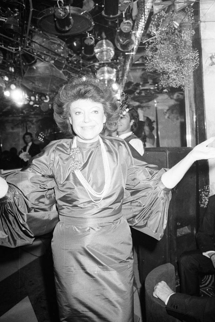Régine Zylberberg en la fiesta de su décimo aniversario de bodas en el club nocturno que lleva su nombre el 20 de diciembre de 1979 en París, Francia.