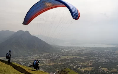 Turistas y lugareños disfrutan del parapente de aventura en Srinagar, Jammu y Cachemira