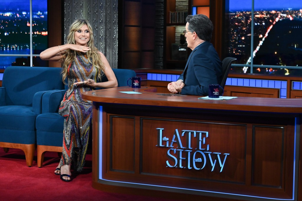 missoni viste The Late Show con Stephen Colbert y la invitada Heidi Klum durante el show del jueves 30 de junio de 2022