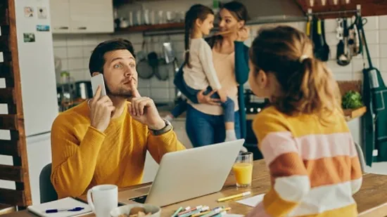 Algunos padres siempre están demasiado ocupados para sus hijos; por lo tanto, los niños nunca piensan que es un momento apropiado para hablar con sus padres.  Esto crea aún más una brecha de comunicación. (Unsplash)