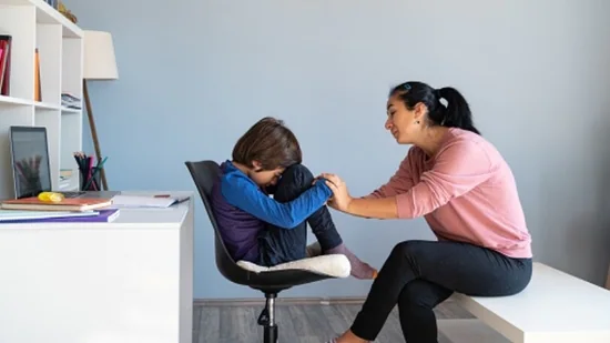 A menudo, los padres están involucrados en el tema, pero con el tiempo se olvidan de controlar a su hijo en la misma situación.  Esto crea una brecha entre el niño y el padre, y hace que el niño se enfrente al dilema de si debe volver a hablar sobre el tema. (Unsplash)