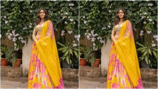 Mrunal combinó su blusa con una falda fluida de color amarillo brillante en contraste, intrincadamente estampada en patrones extravagantes de color rosa. (Instagram/@mrunalthakur)