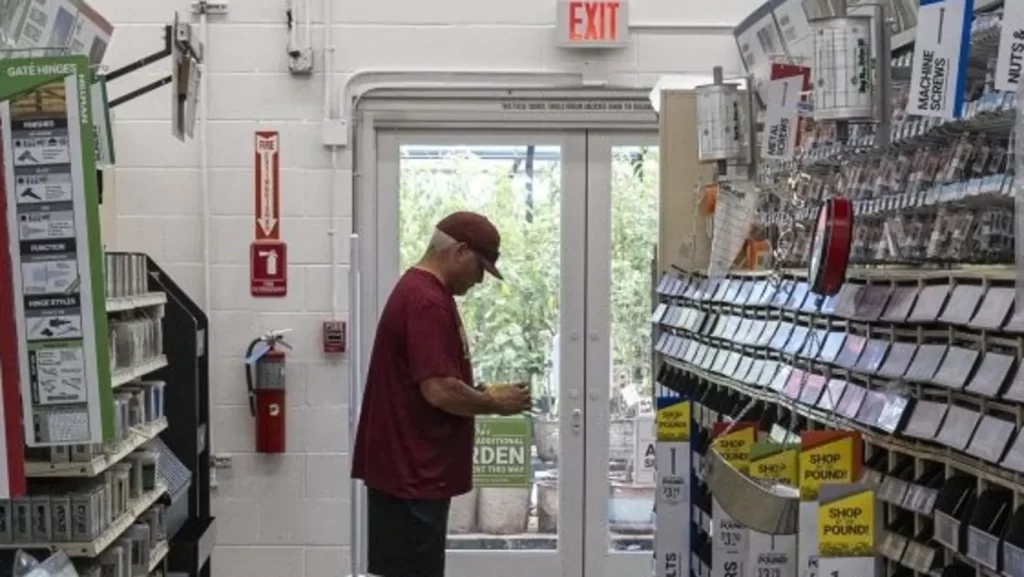 Francia ordenará que las tiendas con aire acondicionado mantengan las puertas cerradas para reducir el desperdicio de energía