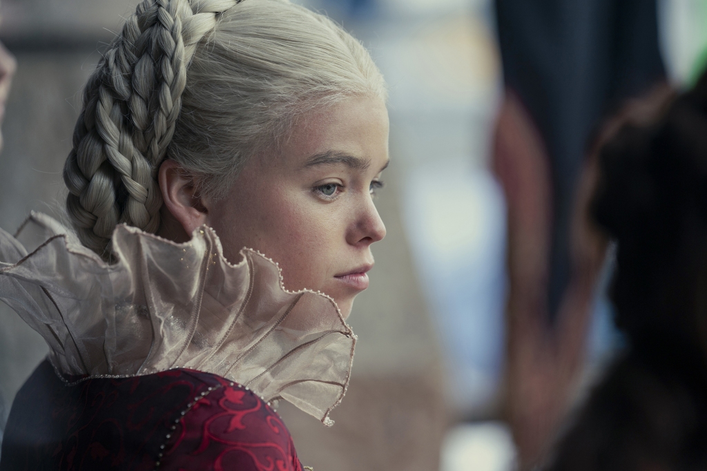 Milly Alcock en una vista de perfil lateral con un cuello con volantes como la princesa Rhaenyra Targaryen en "Casa del Dragón."