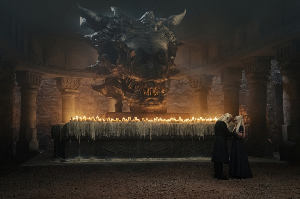 El rey Viserys (Paddy Considine) y su hija, la princesa Rhaenyra Targaryen, charlan frente a una calavera de dragón después de que él la nombra su heredera. 