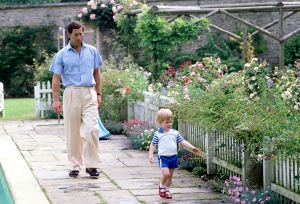 TETBURY, REINO UNIDO - 14 DE JULIO: El príncipe Carlos y el príncipe Harry junto a la piscina en el jardín de su casa Highgrove House (Foto de Tim Graham Photo Library a través de Getty Images)