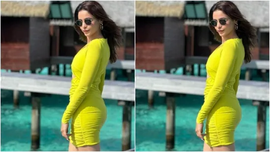 Aamna eligió un vestido verde neón brillante mientras posaba en un centro turístico.  Con el viento en el cabello y una sonrisa en su rostro, nos dio nuevos objetivos de moda. (Instagram/@aamnasharifofficial)
