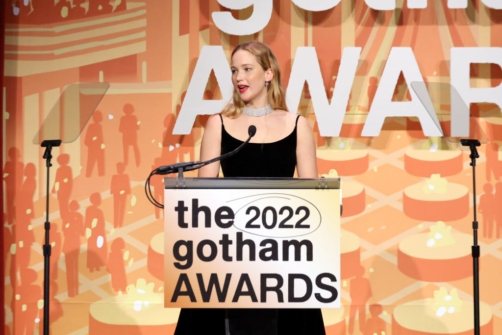 NUEVA YORK, NUEVA YORK - 28 DE NOVIEMBRE: Jennifer Lawrence habla en el escenario durante los Premios Gotham 2022 en Cipriani Wall Street el 28 de noviembre de 2022 en la ciudad de Nueva York.  (Foto de Mike Coppola/Getty Images para The Gotham Film & Media Institute)