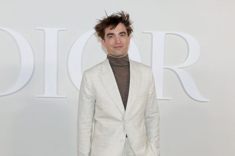 Robert Pattinson se viste de blanco para el desfile PreFall 2023 de Dior Men en Egipto