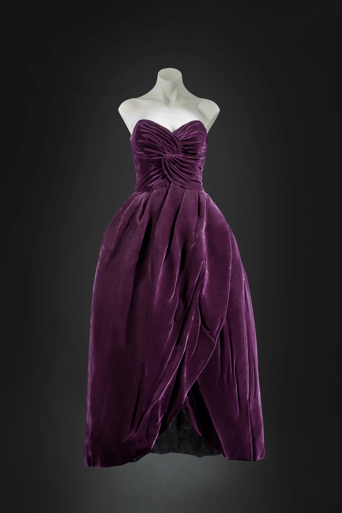 Un vestido de terciopelo berenjena usado por la difunta Diana, princesa de Gales, por Victor Edelstein 